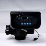 VALVULA (CABEZAL) AUTOMÁTICA POR DEMANDA MARCA MABA CON ACCESORIOS CONFIGURABLE DESDE 1FT3 HASTA 4FT3, CONEXIÓN INFERIOR 2.5". INCLUYE ADAPTADOR A CORRIENTE, ACCESORIOS PARA CONFIGURAR TAMAÑO DEL TANQUE Y SUCCIÓN DE SALMUERA